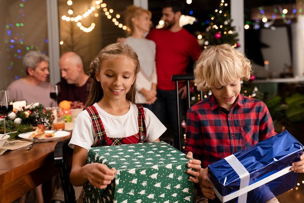 Familia celebrando en una cena navideña festiva