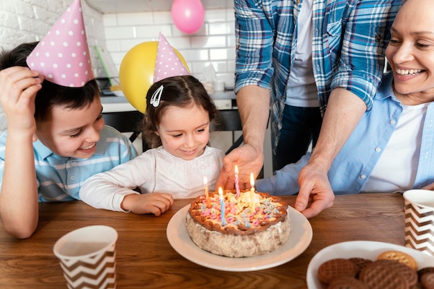 Familia celebrando el cumpleaños de cerca