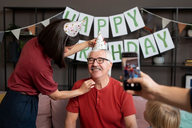 Familia celebrando un cumpleaños de cerca