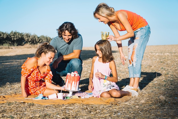 Familia celebrando el cumpleaños en la naturaleza