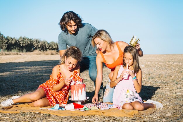 Familia celebrando cumpleaños en picnic