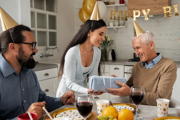 Familia celebrando cumpleaños con sombreros de cerca