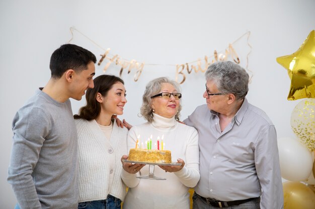 Familia celebrando cumpleaños tiro medio