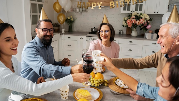 Familia celebrando juntos de cerca