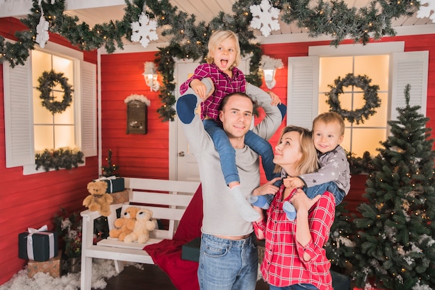 Familia celebrando navidad en casa