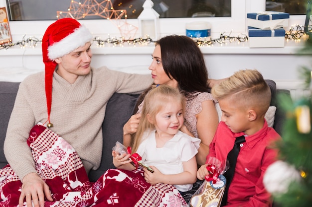 Familia celebrando navidad en casa