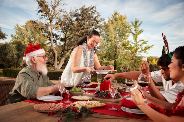 Familia celebrando la Navidad en el hemisferio sur