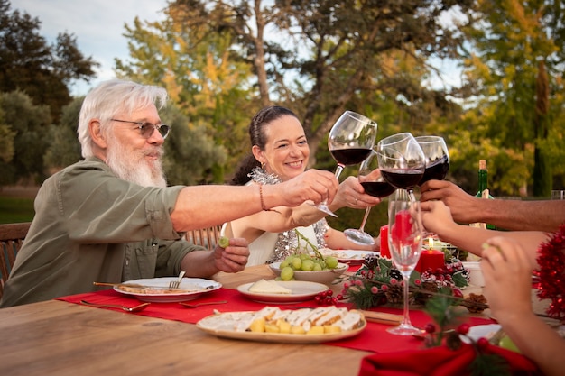 Foto gratuita familia celebrando la navidad en el hemisferio sur