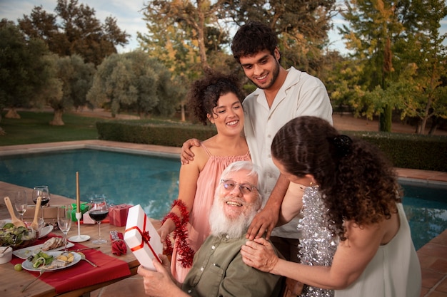 Familia celebrando la Navidad en el hemisferio sur