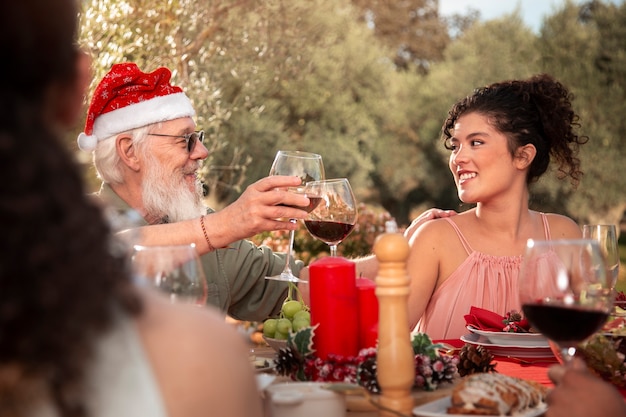 Foto gratuita familia celebrando la navidad en el hemisferio sur