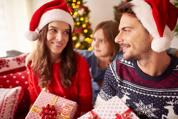 Familia celebrando la Navidad juntos en casa