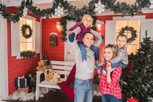 Familia celebrando navidad juntos