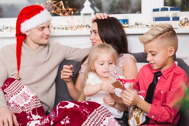 Familia celebrando navidad juntos