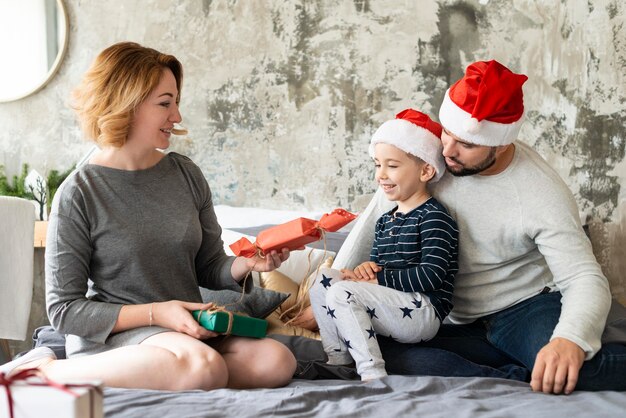 Familia celebrando la Navidad juntos