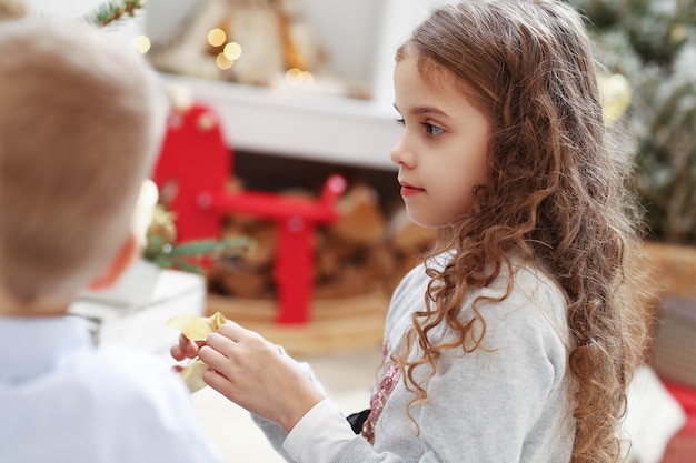 Familia celebrando la Navidad