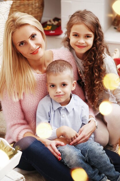 Familia celebrando la Navidad