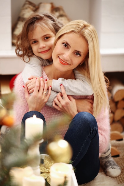 Familia celebrando la Navidad