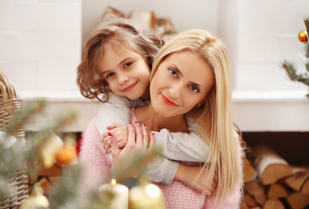 Familia celebrando la Navidad