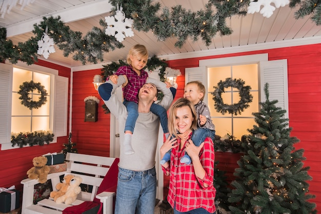 Familia celebrando navidad