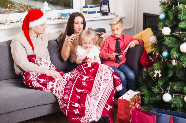 Familia celebrando navidad