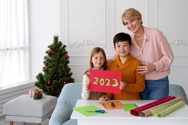 Familia celebrando la víspera de año nuevo en casa