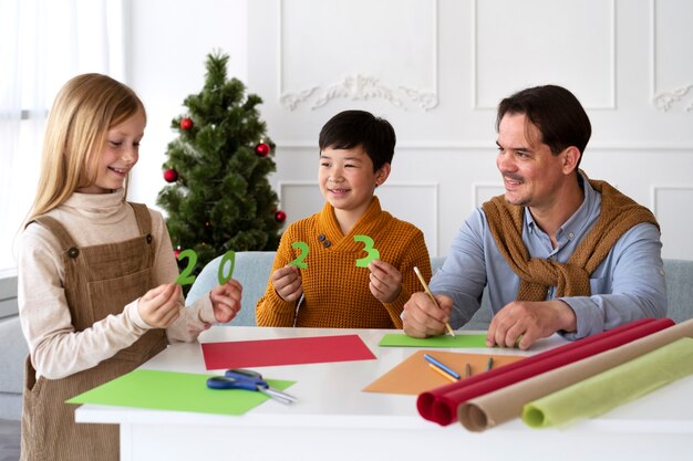 Familia celebrando la víspera de año nuevo en casa