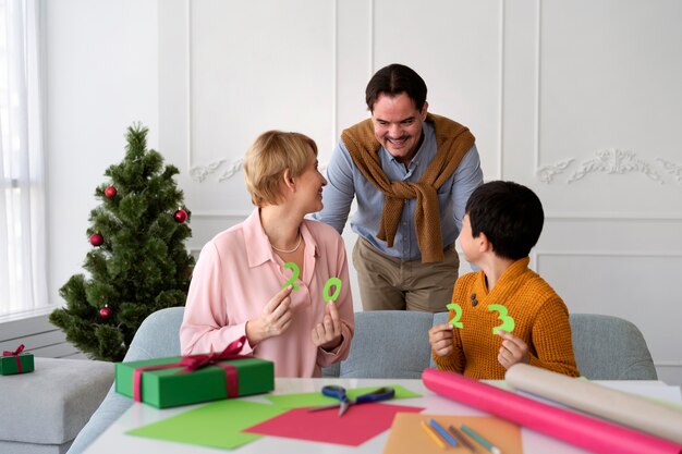 Familia celebrando la víspera de año nuevo en casa