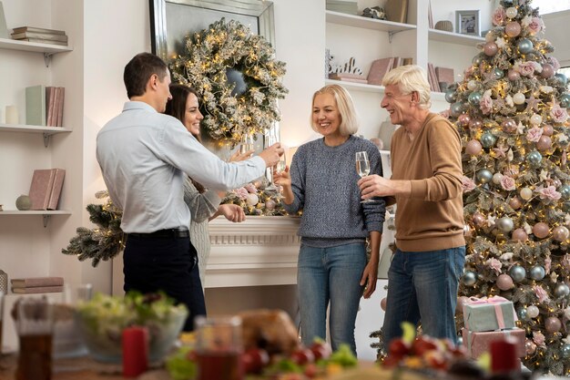 Familia celebratine navidad en casa