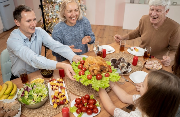 Familia celebratine navidad en casa