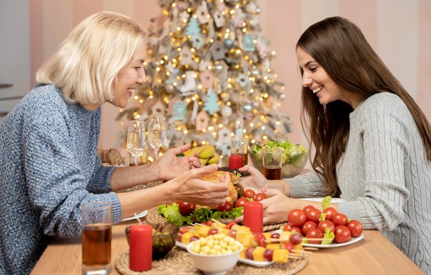 Familia celebratine navidad en casa