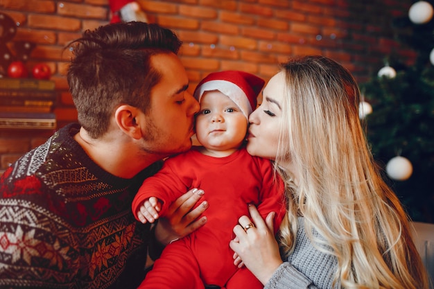 Familia cerca de arbol de navidad