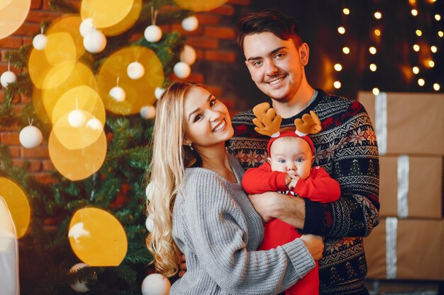 Familia cerca de arbol de navidad