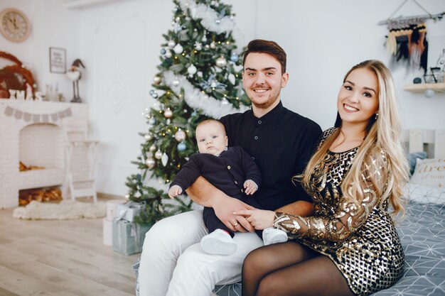 Familia cerca de arbol de navidad