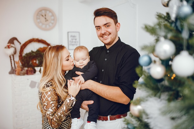 Familia cerca de arbol de navidad