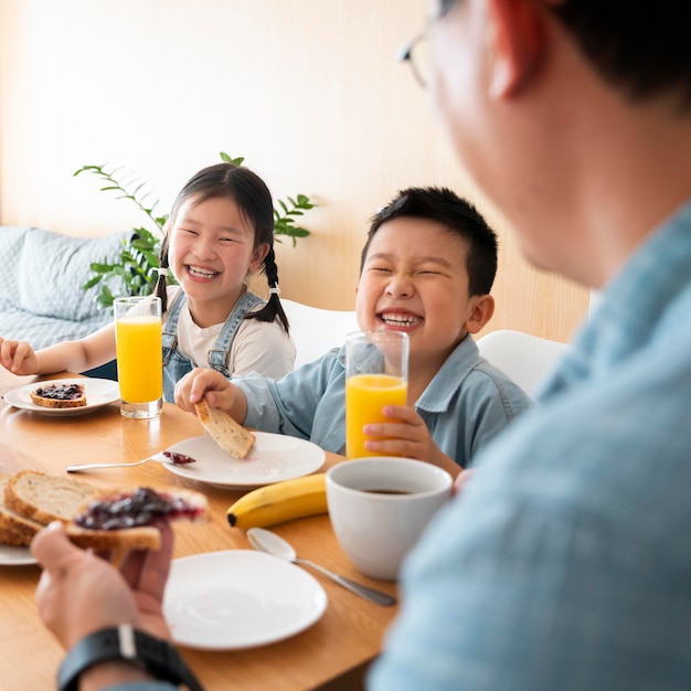 Familia de cerca en la mesa