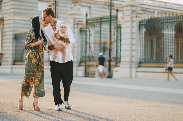 familia en una ciudad