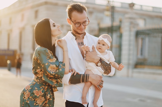 familia en una ciudad