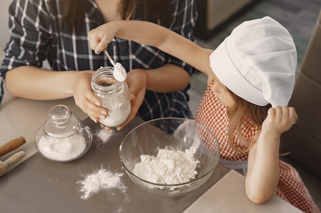 Familia en una cocina cocinar la masa para galletas