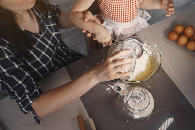 Familia en una cocina cocinar la masa para galletas