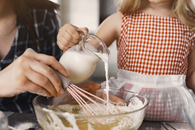 Familia en una cocina cocinar la masa para galletas