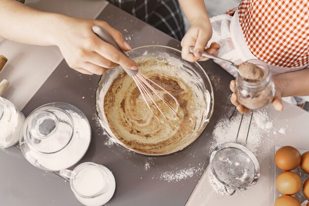 Familia en una cocina cocinar la masa para galletas