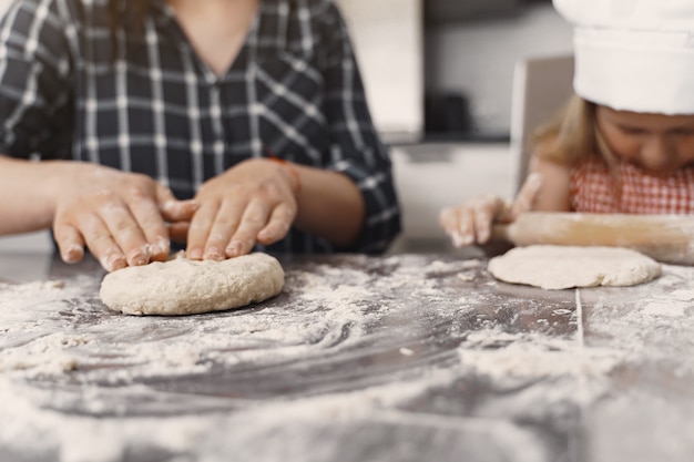 Familia en una cocina cocinar la masa para galletas