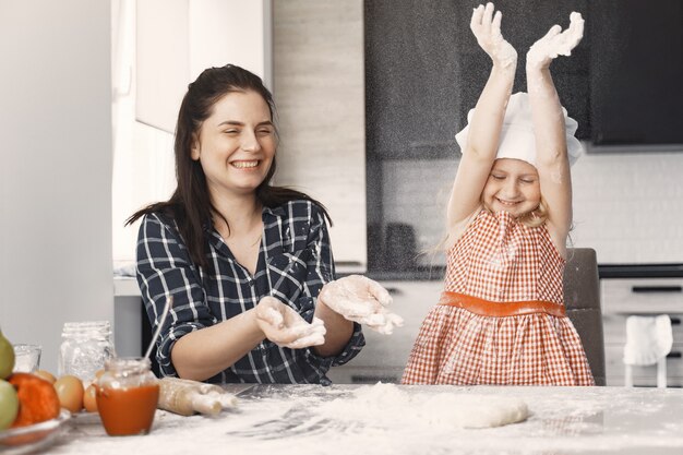 Familia en una cocina cocinar la masa para galletas