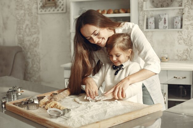 Familia en una cocina. Hermosa madre con hija pequeña.