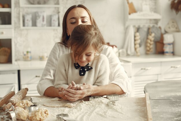 Familia en una cocina. Hermosa madre con hija pequeña.