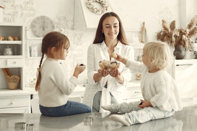 Familia en una cocina. Hermosa madre con hija pequeña.