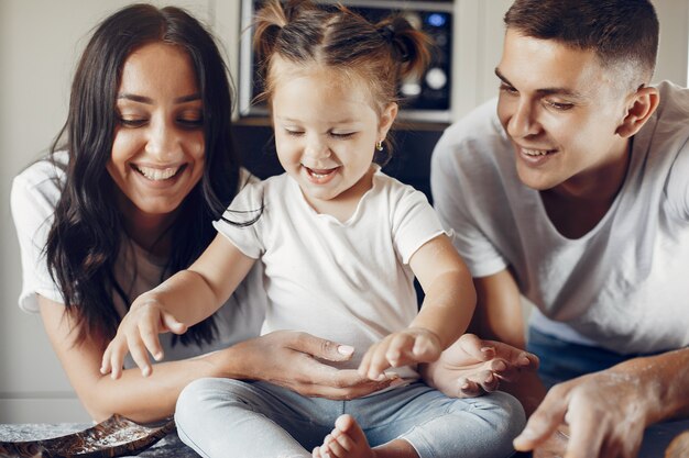 Familia cocina juntos en la cocina