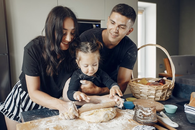 Foto gratuita familia cocina la masa para galletas en la cocina