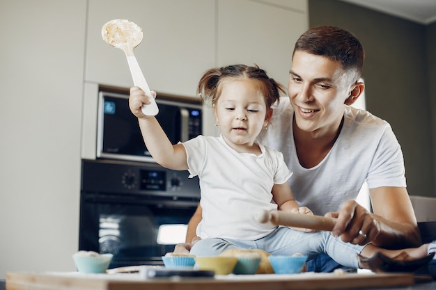 Familia cocina la masa para galletas