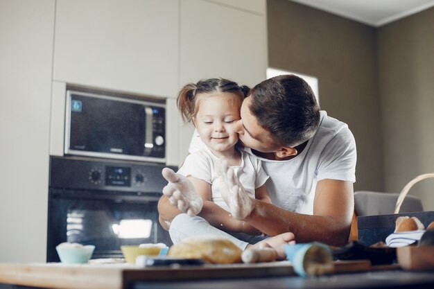 Familia cocina la masa para galletas